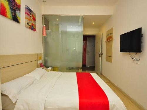 DezhouにあるThank Inn Chain Hotel Shandong Dezhou Jiefang Roadのベッドルーム1室(大型ベッド1台、赤と白の毛布付)