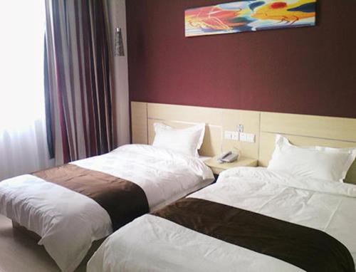 dos camas sentadas una al lado de la otra en una habitación de hotel en Thank Inn Chain Hotel Hebei Shijiazhuang Yuanshi Changshan Road, en Maoyi
