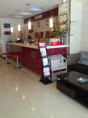 a restaurant with a counter with a counter at Thank Inn Chain Hotel Shandong Zibo Mingqing Street in Zibo