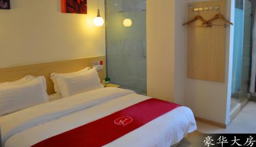 sypialnia z łóżkiem z czerwonym i białym kocem w obiekcie Thank Inn Chain Hotel Guangdong Guangzhou Hudu District Shiling Town Pangu Road w mieście Huadu