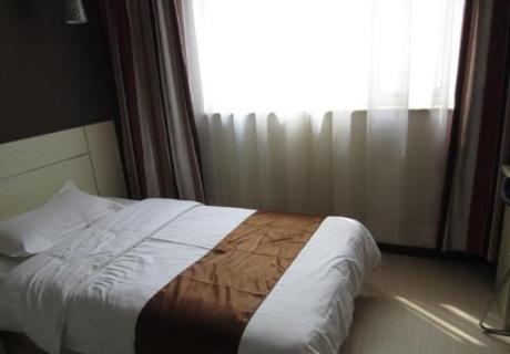 Ein Bett oder Betten in einem Zimmer der Unterkunft Thank Inn Chain Hotel Henan Pingding Mountain Kuanggong Road Old Bus Station