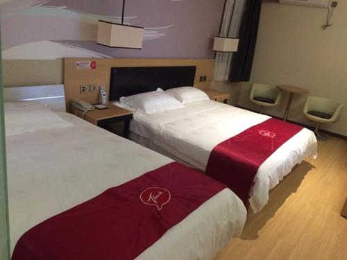 een hotelkamer met twee bedden met harten erop bij JUNYI Hotel Jiangsu Nanjing University of Information Science and Technology in Nanjing