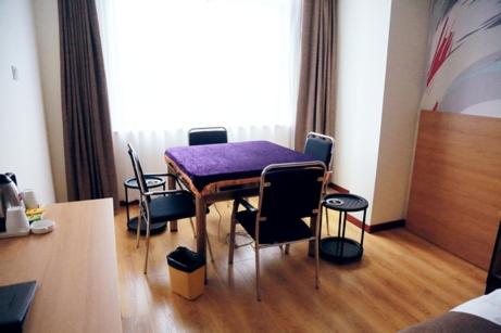 een paarse tafel en stoelen in een kamer bij Thank Inn Chain Hotel Jiangsu Zhenjiang Danyang Train Station in Jinglin