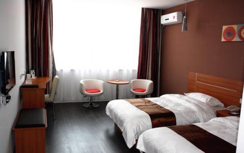 A bed or beds in a room at Thank Inn Chain Hotel Jiangsu Lianyungang Donghai North Niushan Road