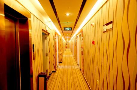 a long hallway with wooden walls and a long hallwayngth at Thank Inn Chain Hotel Hebei Langfang Xianghe Haobainian Furniture Square in Xianghe