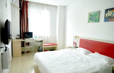 1 dormitorio con cama blanca y cabecero rojo en Thank Inn Chain Hotel Hebei Langfang Xianghe Haobainian Furniture Square, en Xianghe