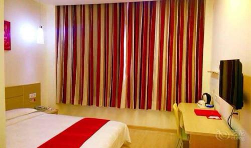 En eller flere senge i et værelse på Thank Inn Chain Hotel Shanxi Yuncheng Jiang County Wengong Road