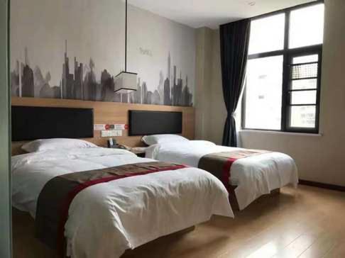 - une chambre avec 2 lits et une grande fenêtre dans l'établissement Thank Inn Chain Hotel Zhejiang Hangzhou West Lake District, Sandun County, Oulubao Plaza, à Libu