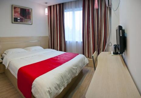 a bedroom with a red and white bed and a window at Thank Inn Chain Shandong Zaozhuang Taierzhuang Gucheng Development Area Rapid Bus Station in Zhaozhuang