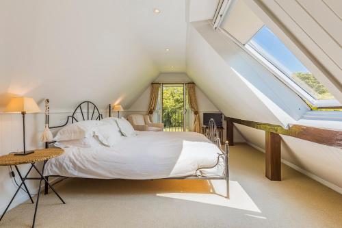 ein Schlafzimmer mit einem Bett und einem großen Fenster in der Unterkunft The Duck House in Cowden