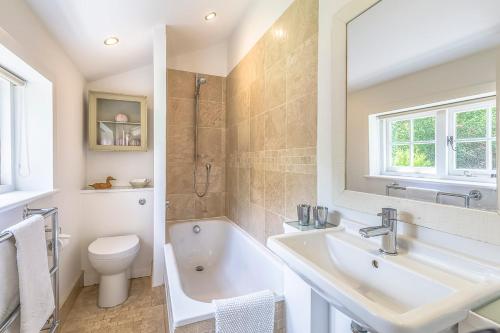 La salle de bains est pourvue d'un lavabo, d'une baignoire et de toilettes. dans l'établissement The Duck House, à Cowden
