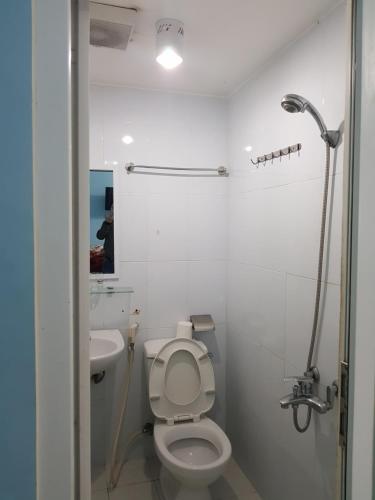 uma casa de banho com um WC e um lavatório em Anh Xuan Guest House em Hue