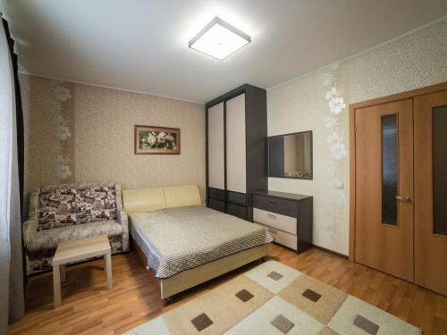 ein Schlafzimmer mit einem Bett und einem TV in der Unterkunft Апартаменты на 78-й Добровольческой Бригады - 28 in Krasnojarsk