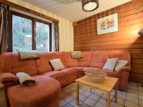 un soggiorno con divano e tavolo di Cosy Holiday Home in Noirefontaine with Garden a Bellevaux