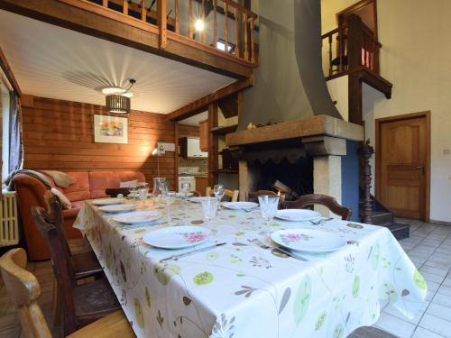 una sala da pranzo con tavolo e tovaglia bianca di Cosy Holiday Home in Noirefontaine with Garden a Bellevaux