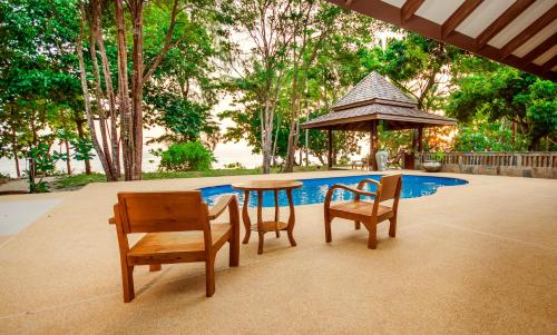 Πισίνα στο ή κοντά στο Koh Jum Beach Villas "A member of Secret Retreats"