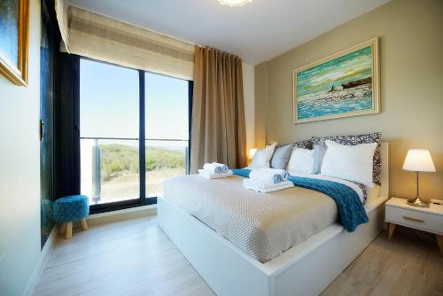 ラ・マタにあるOur-place Pinada Beach Ref 4545のベッドルーム1室(ベッド1台、大きな窓付)