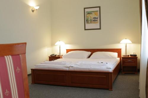 A bed or beds in a room at Hotel Grand