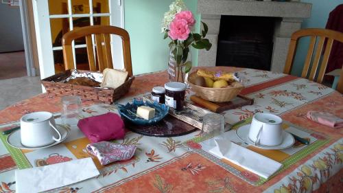 une table avec un tissu de table à un sidx sidx sidx dans l'établissement La Basse Plagne, à Feytiat