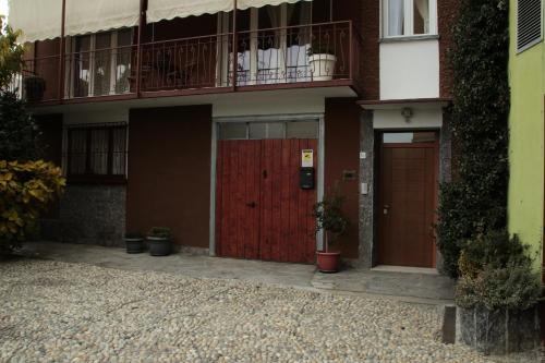 an apartment building with two doors and a balcony at Le3stanze in Borgomanero