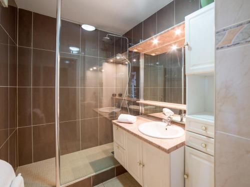 y baño con lavabo y ducha. en Welkeys Apartment - Lanterne, en Niza