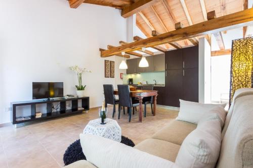 拉古什的住宿－Quinta da Alquimia，客厅配有沙发和桌子
