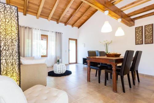 comedor con mesa de madera y sillas en Quinta da Alquimia en Lagos