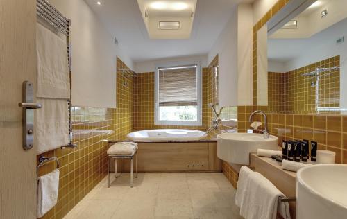 Koupelna v ubytování L'Ea Bianca Luxury Resort