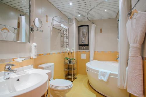 A bathroom at Syktyvkar Hotel