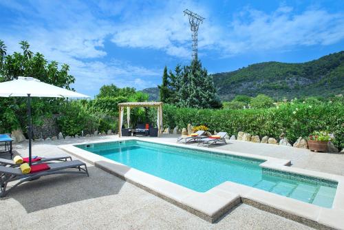 カンパネにあるOwl Booking Villa Gabelli - Rustic Stay with Great Viewsのスイミングプール(椅子2脚、パラソル付)