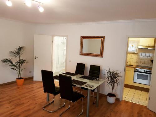 - une cuisine avec une table et 2 ordinateurs portables dans l'établissement Apartment Koblenz, à Coblence