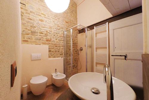 a bathroom with a sink and a toilet and a shower at Agriturismo Ca' Preda in San Giorgio Piacentino