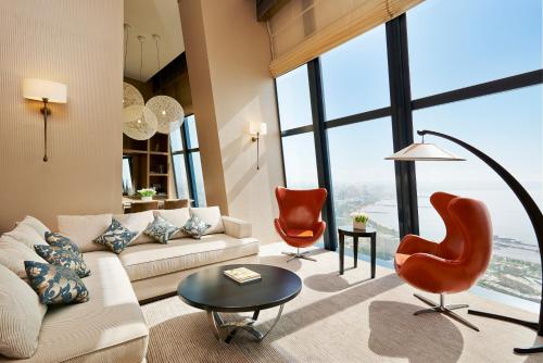 Гостиная зона в Fairmont Baku, Flame Towers