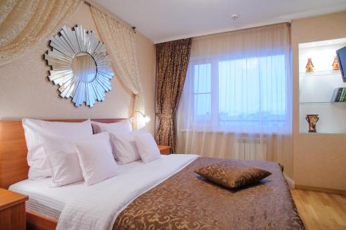 A bed or beds in a room at Syktyvkar Hotel