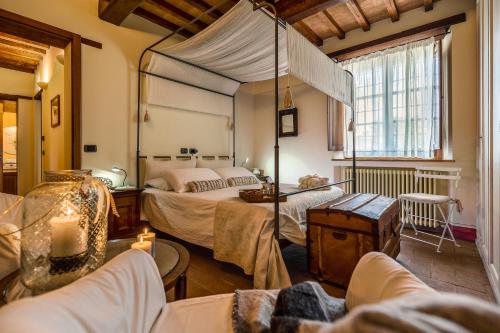 1 dormitorio con 2 camas y un espejo grande en Casina La Graziosa, en Cortona
