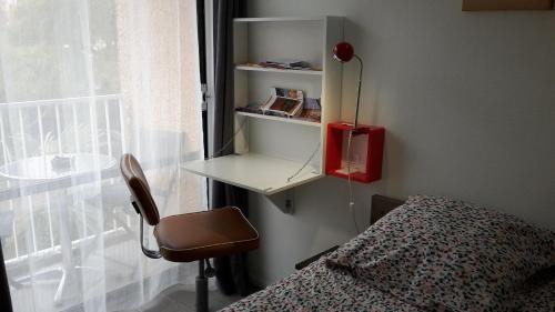 Кровать или кровати в номере Chambre 1 PERSONNE et STUDIO 1 personne Avec Entrée Libre et Salle de Bain Privée