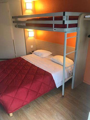 Postel nebo postele na pokoji v ubytování Premiere Classe Montbeliard - Sochaux