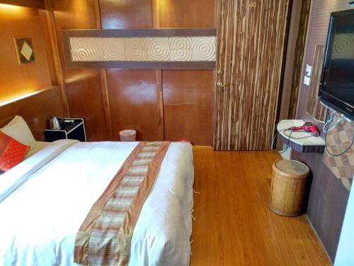 Säng eller sängar i ett rum på Hong Ben Hotel