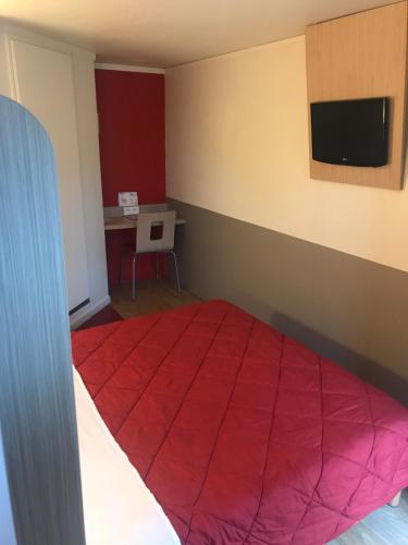 Postel nebo postele na pokoji v ubytování Premiere Classe Montbeliard - Sochaux