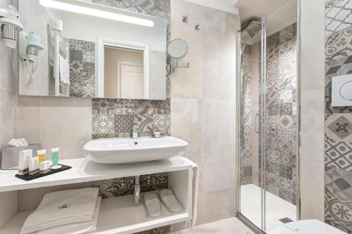 A bathroom at Relais de l'Opera - Relais de l'Opera Group