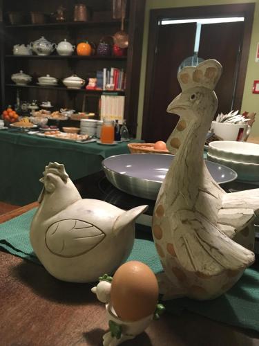 two sculptures of a chicken and a duck on a table at Agriturismo Cascina Maiocca in Mediglia