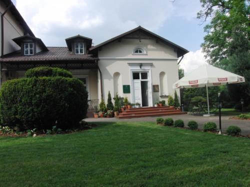Κήπος έξω από το Hotel Dworek***