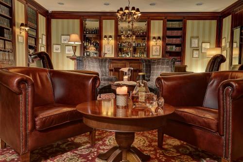 salon ze skórzanymi krzesłami i stołem w obiekcie Marrol's Boutique Hotel w Bratysławie