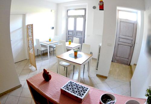 une chambre avec deux tables et des chaises ainsi qu'une porte dans l'établissement Bed & Breakfast Il Vicolo, à San Benedetto del Tronto