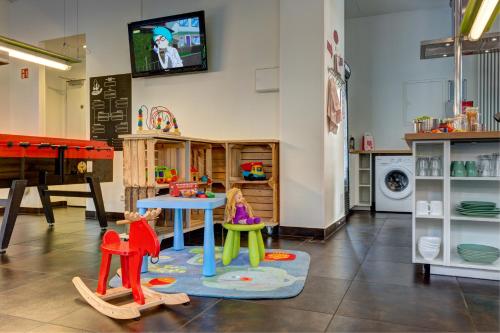 a small children's room with toys on the floor at MEININGER Hotel Hamburg City Center in Hamburg