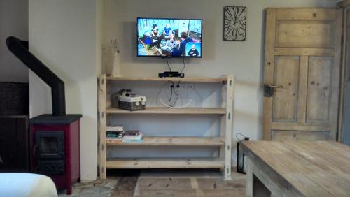 a living room with a television on a shelf at Apartmany Bublava 817 in Bublava
