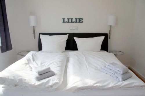 Ein Bett oder Betten in einem Zimmer der Unterkunft Designhotel 1690 & Apartments