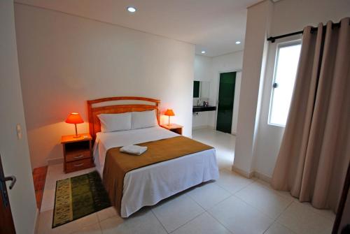 ein Schlafzimmer mit einem großen Bett und einem Fenster in der Unterkunft Villa Guiseppe in Asunción