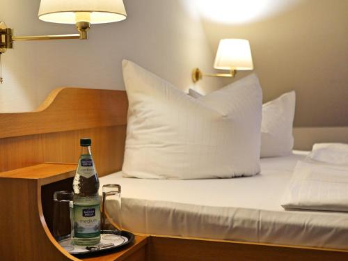 Ένα ή περισσότερα κρεβάτια σε δωμάτιο στο Central-Hotel Torgau