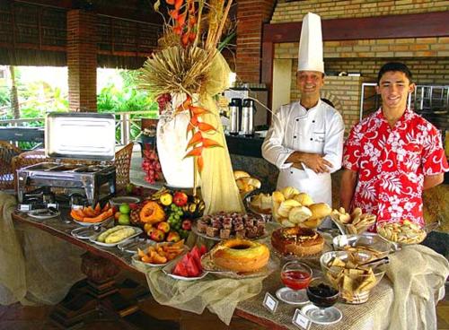 ベベリベにあるBouganville Hotelの二人の料理人